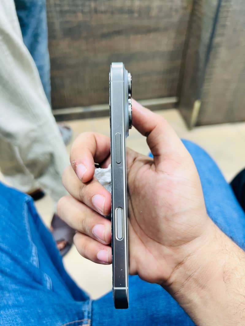Apple iPhone 16 Pro 3
