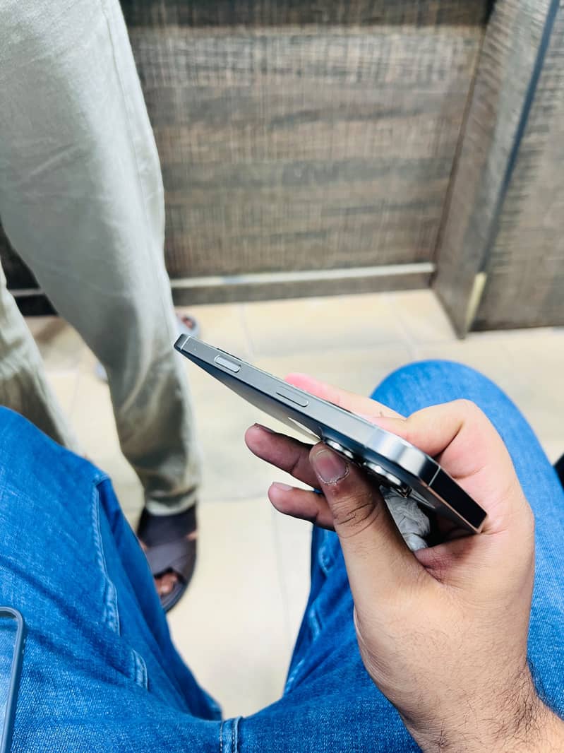 Apple iPhone 16 Pro 4