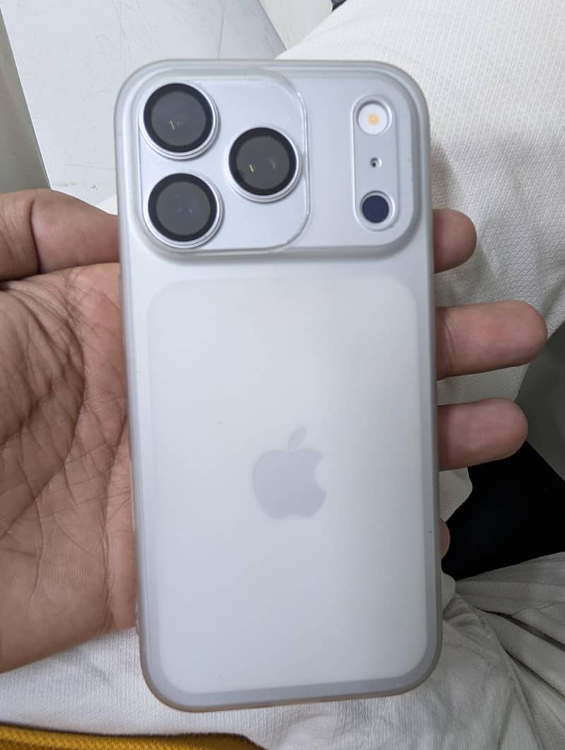 Apple iPhone 16 Pro 2