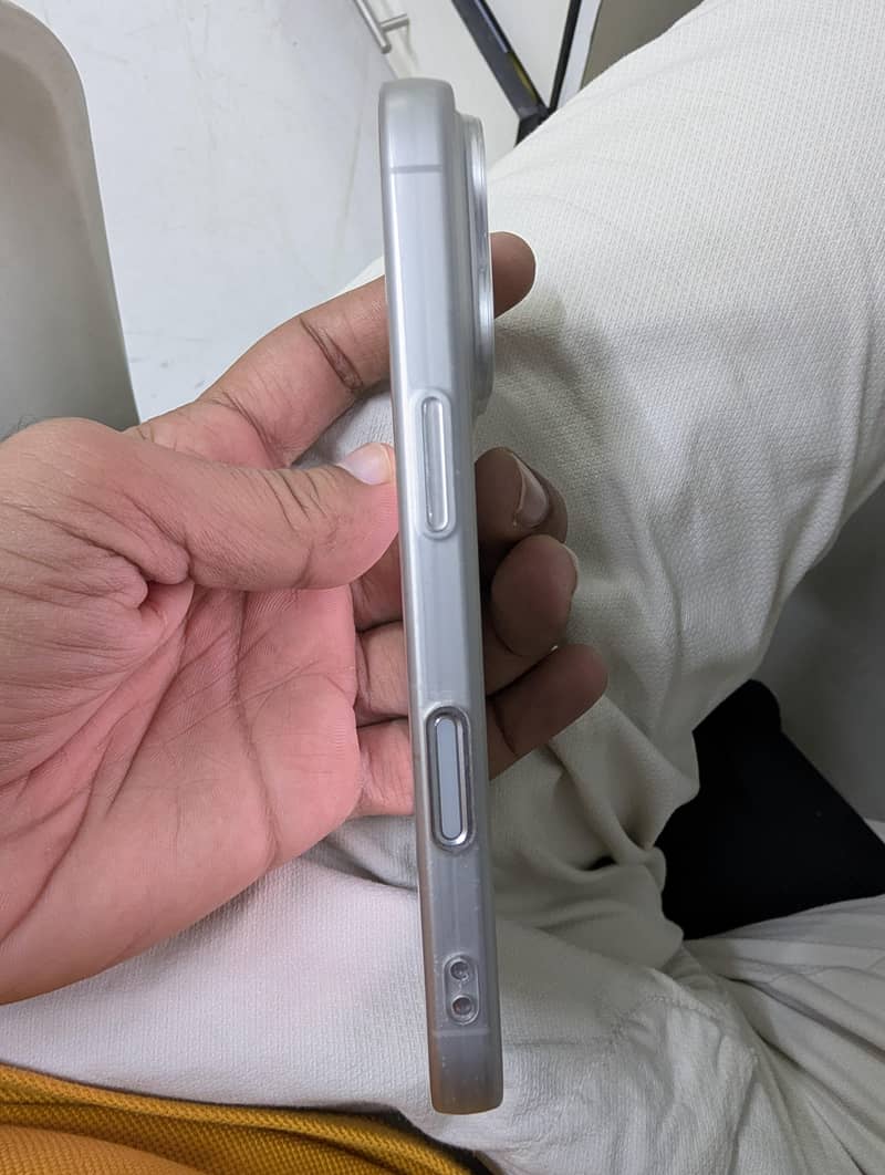 Apple iPhone 16 Pro 3