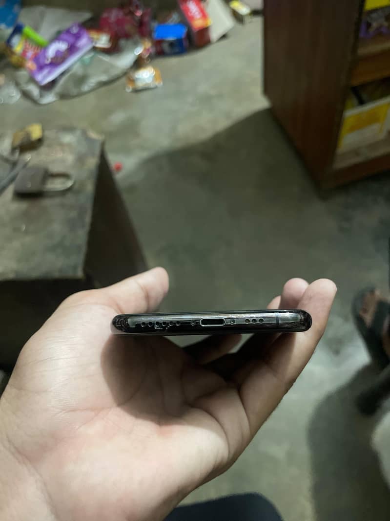 Apple iPhone XS 3