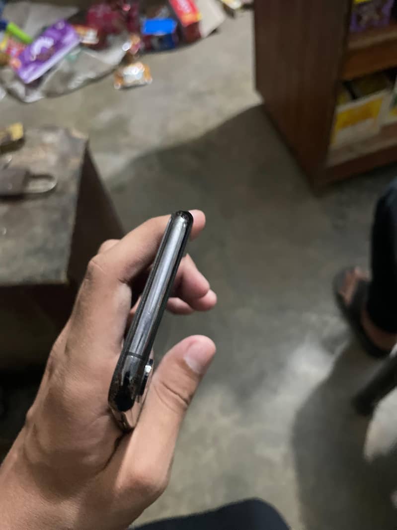Apple iPhone XS 4