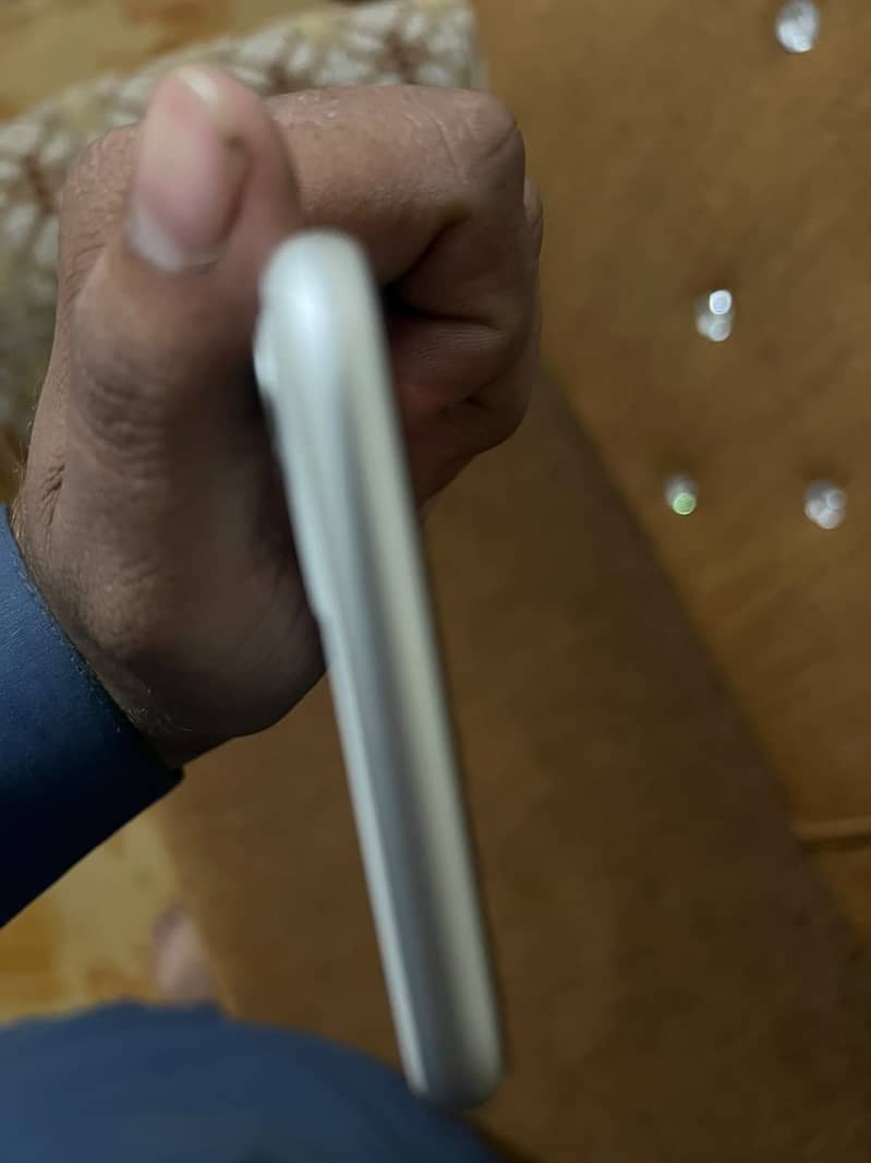 Apple iPhone 11 4