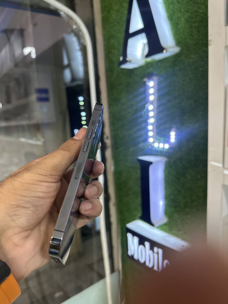 Apple iPhone 13 Pro (J. V) 2