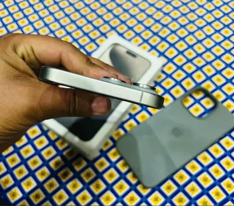 Apple iPhone 15 Pro Max 2