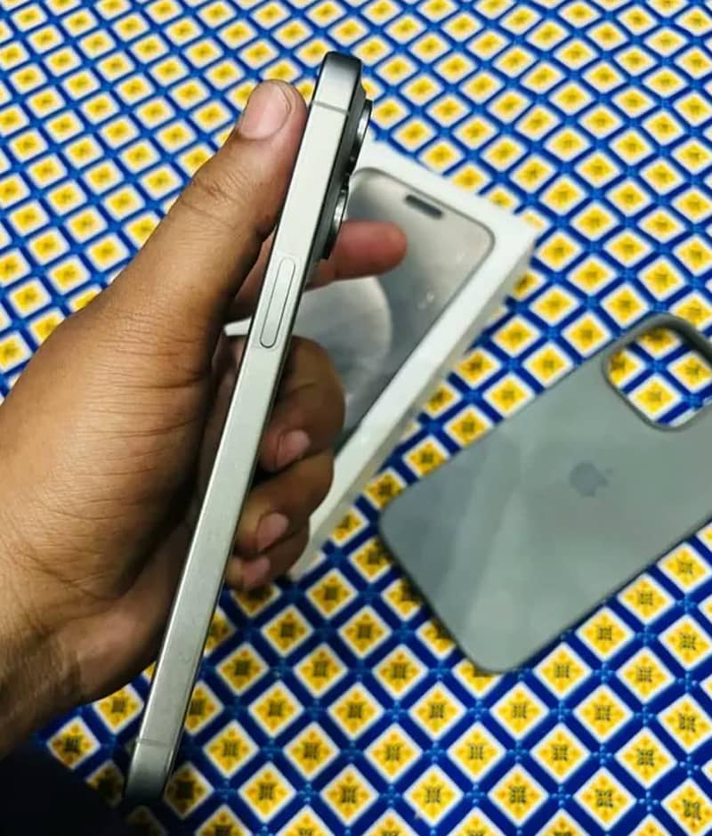 Apple iPhone 15 Pro Max 3