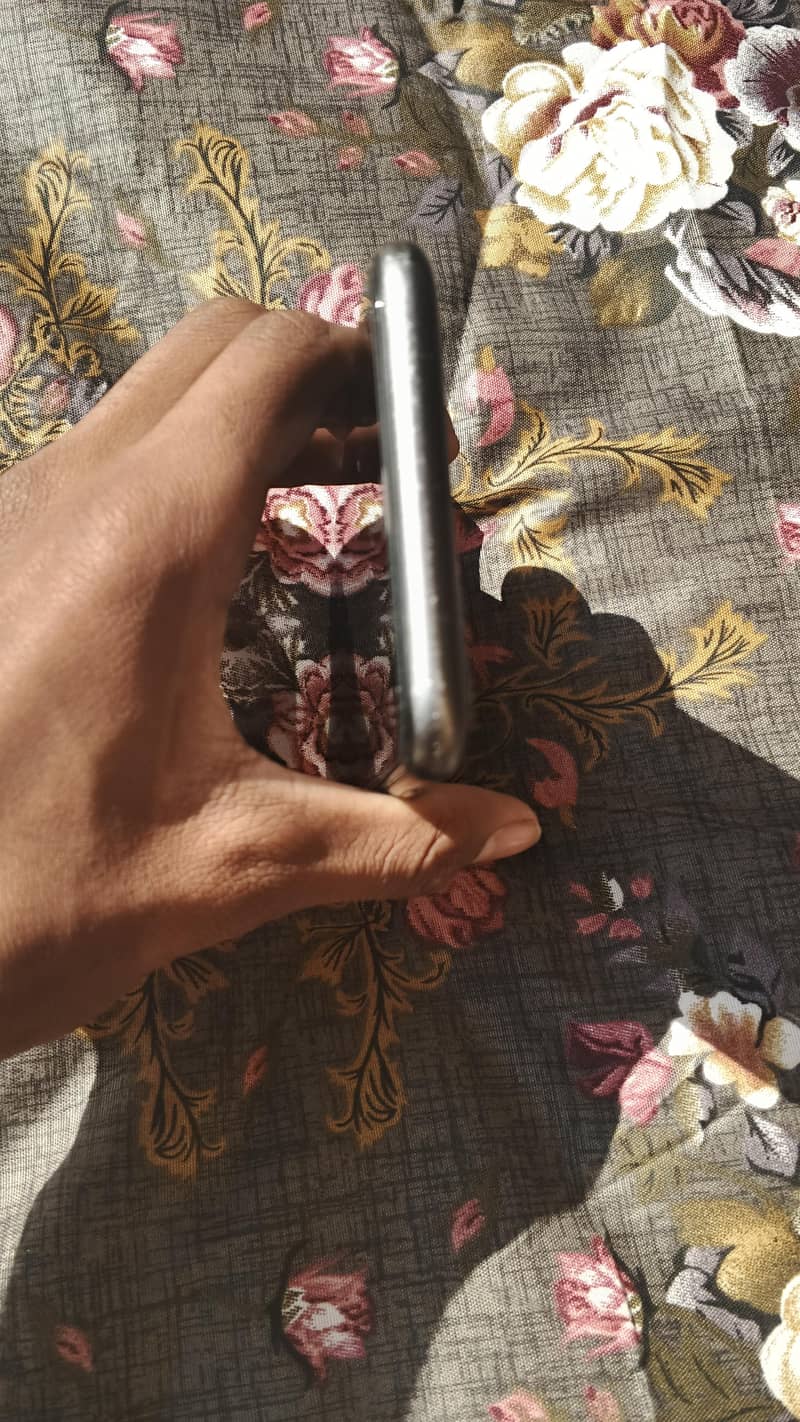 Apple iPhone 11 4