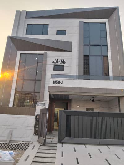 10 Marla House For Sale In J Block LDA Avenue 1 Lahore | 7 Bedrooms | 3 Kitchens | 4 Crore 80 Lakh