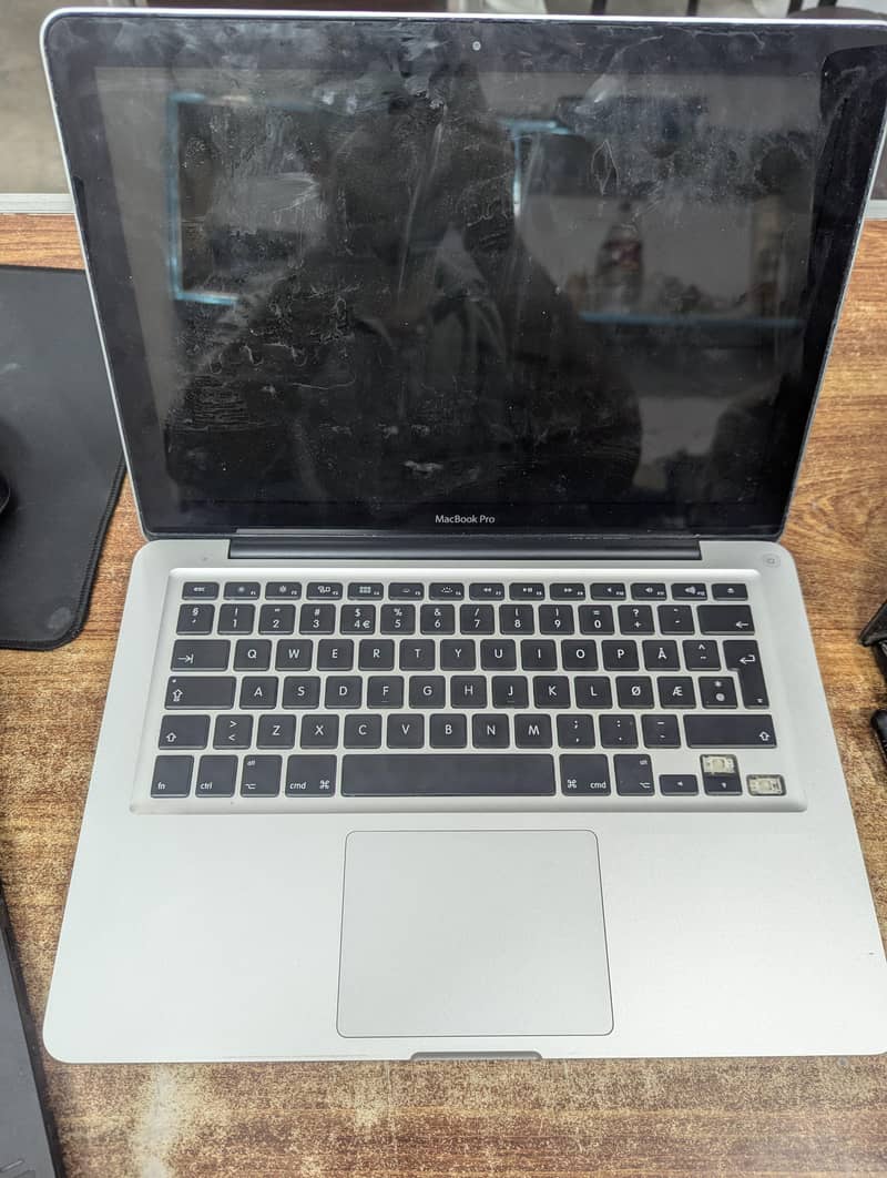 MacBook pro 2011 (with magsafe charger) 1