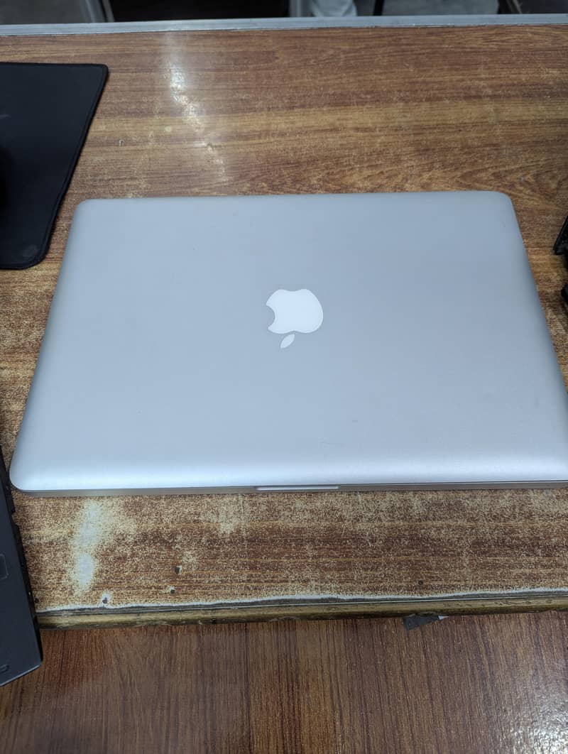 MacBook pro 2011 (with magsafe charger) 2
