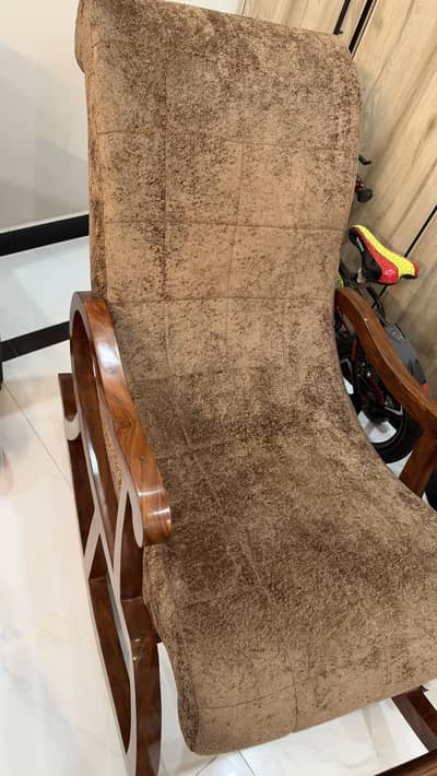 2 Rocking Chairs