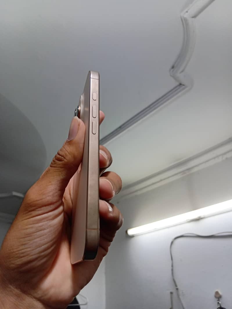Apple iPhone 16 Pro 2