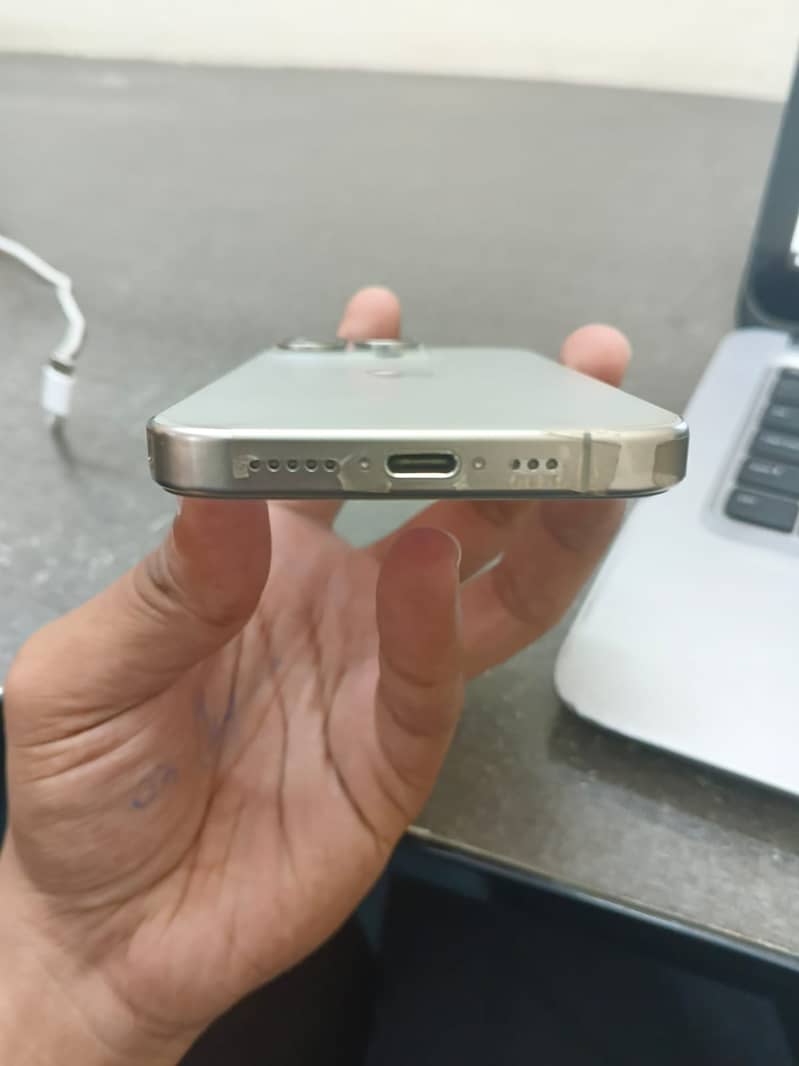 Apple iPhone 15 Pro 3