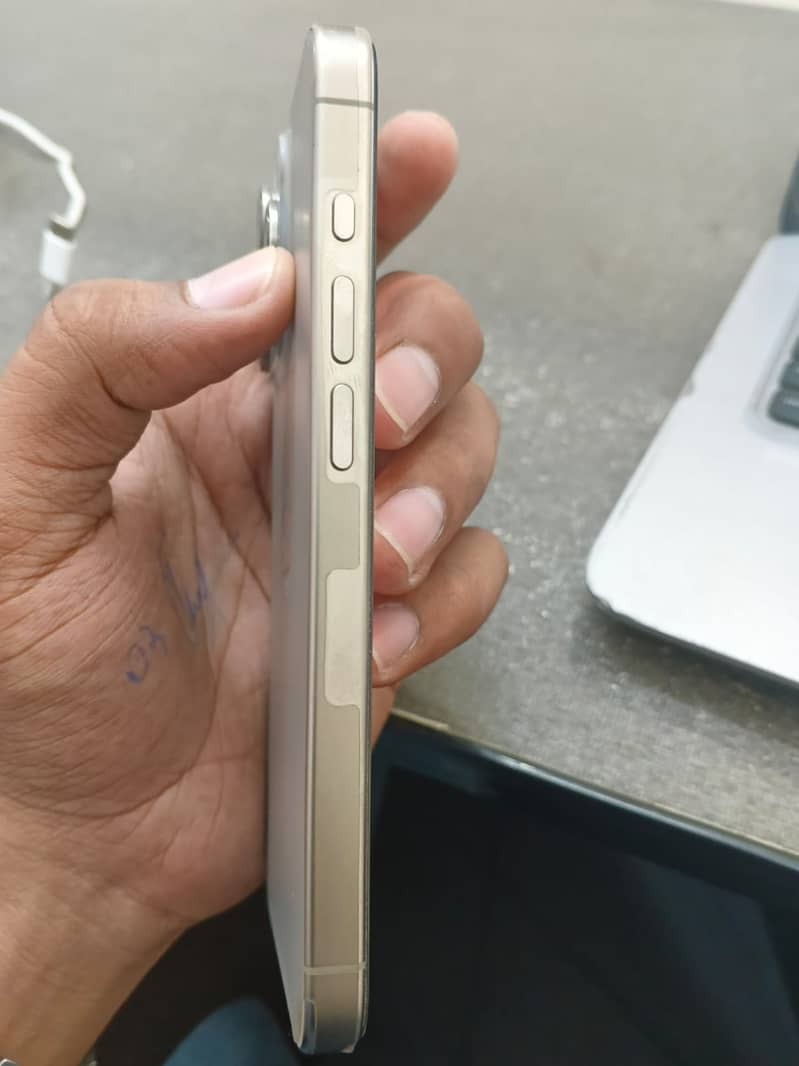 Apple iPhone 15 Pro 4