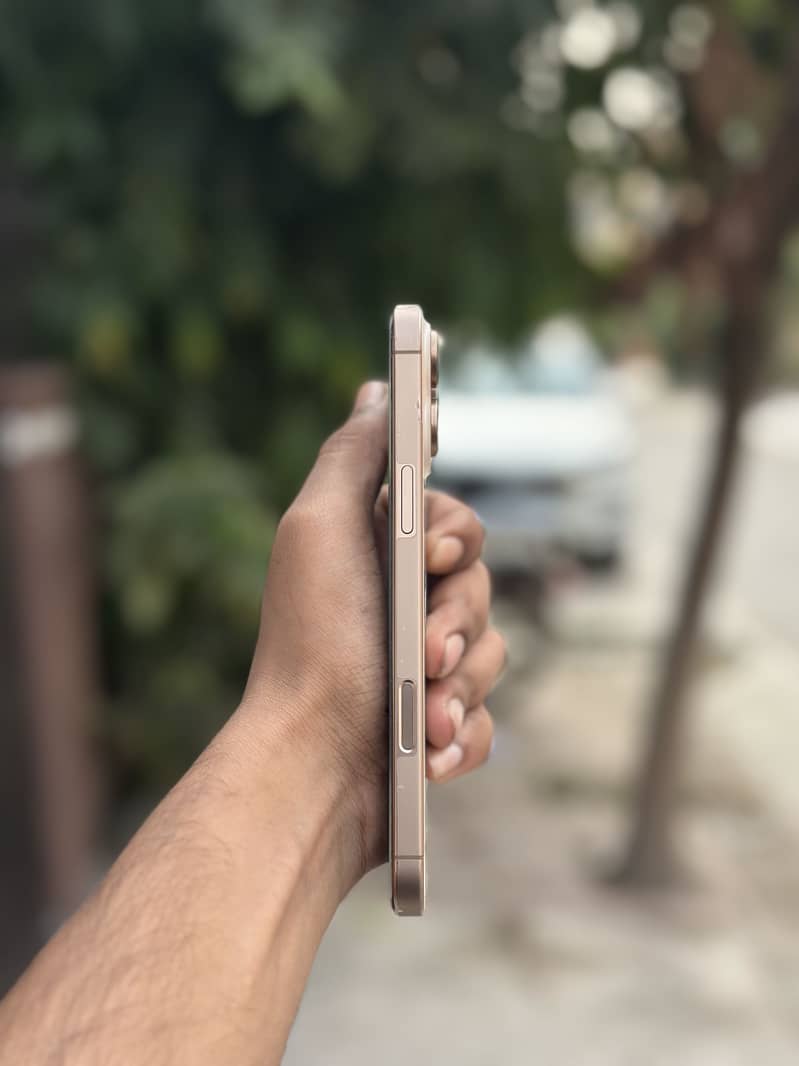 Apple iPhone 16 Pro Max 3