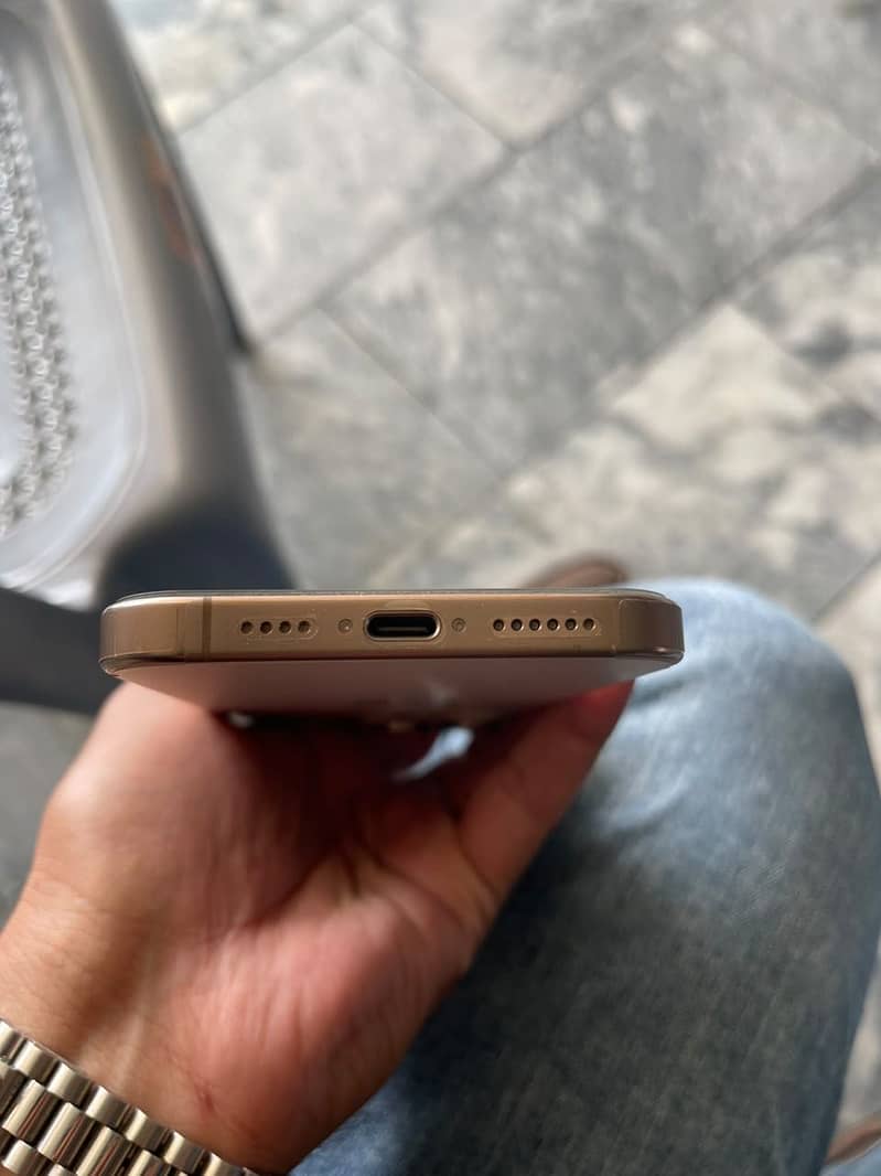 Apple iPhone 16 Pro Max 2