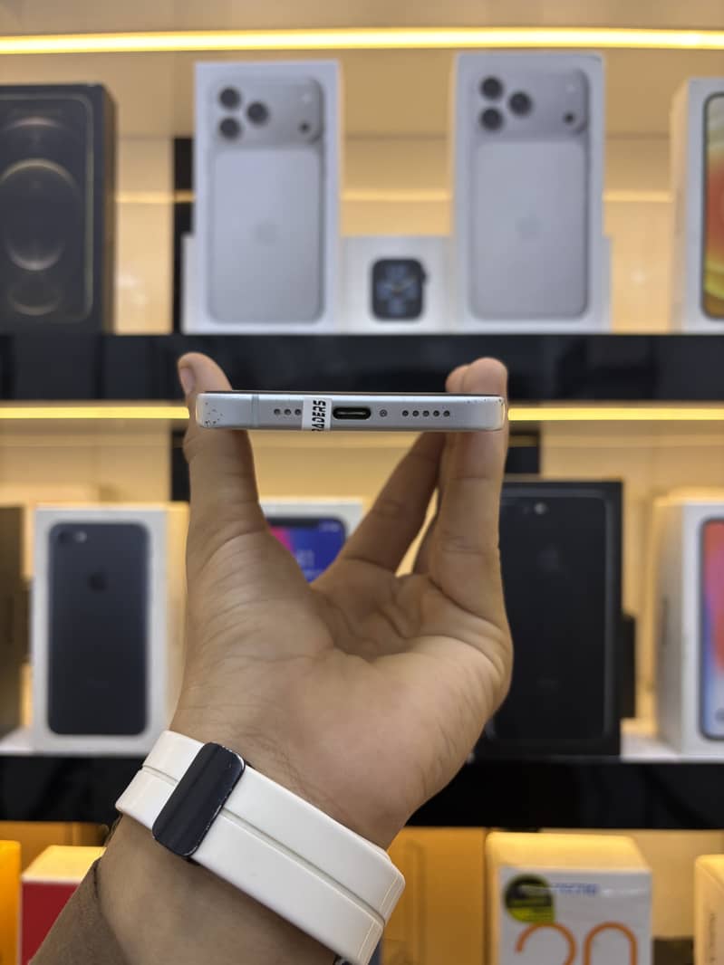 Apple iPhone 15 3