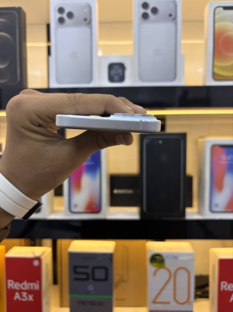 Apple iPhone 15 4