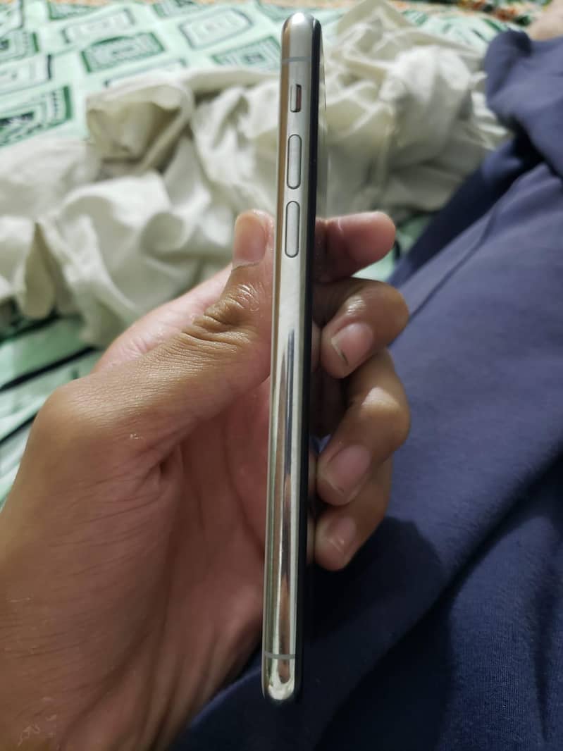 Apple iPhone X 4