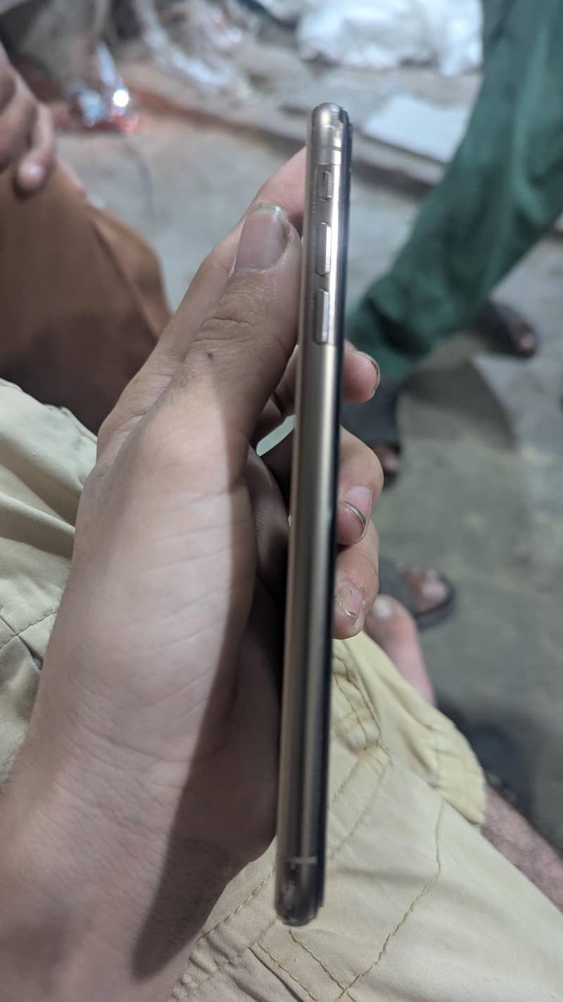 Apple iPhone XS Max 4