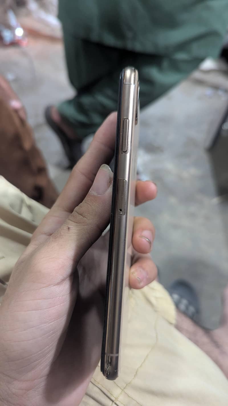 Apple iPhone XS Max 5