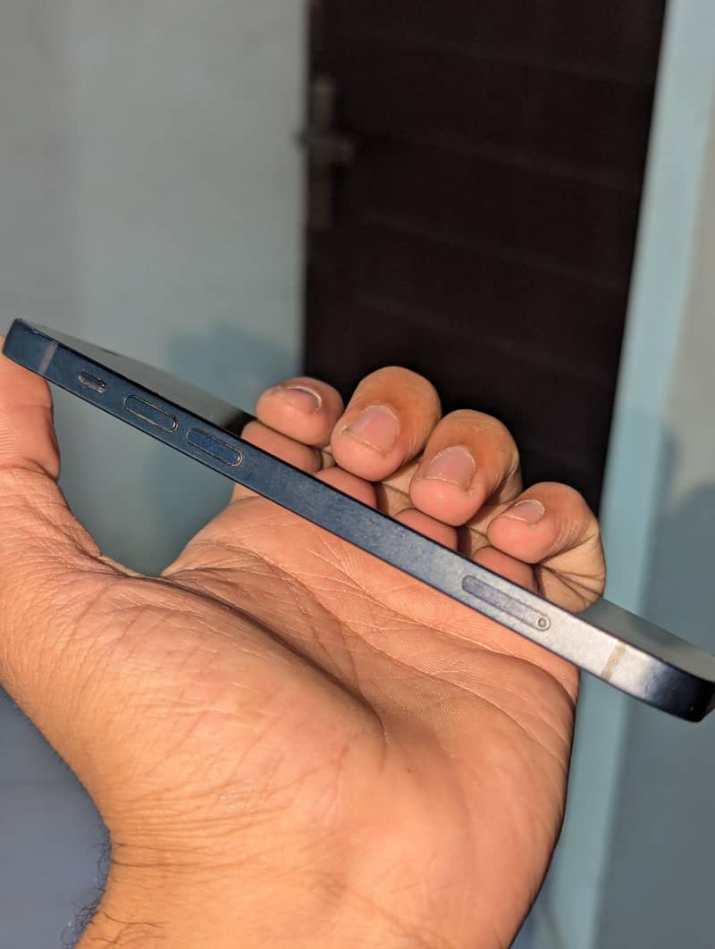 Apple iPhone 12 4