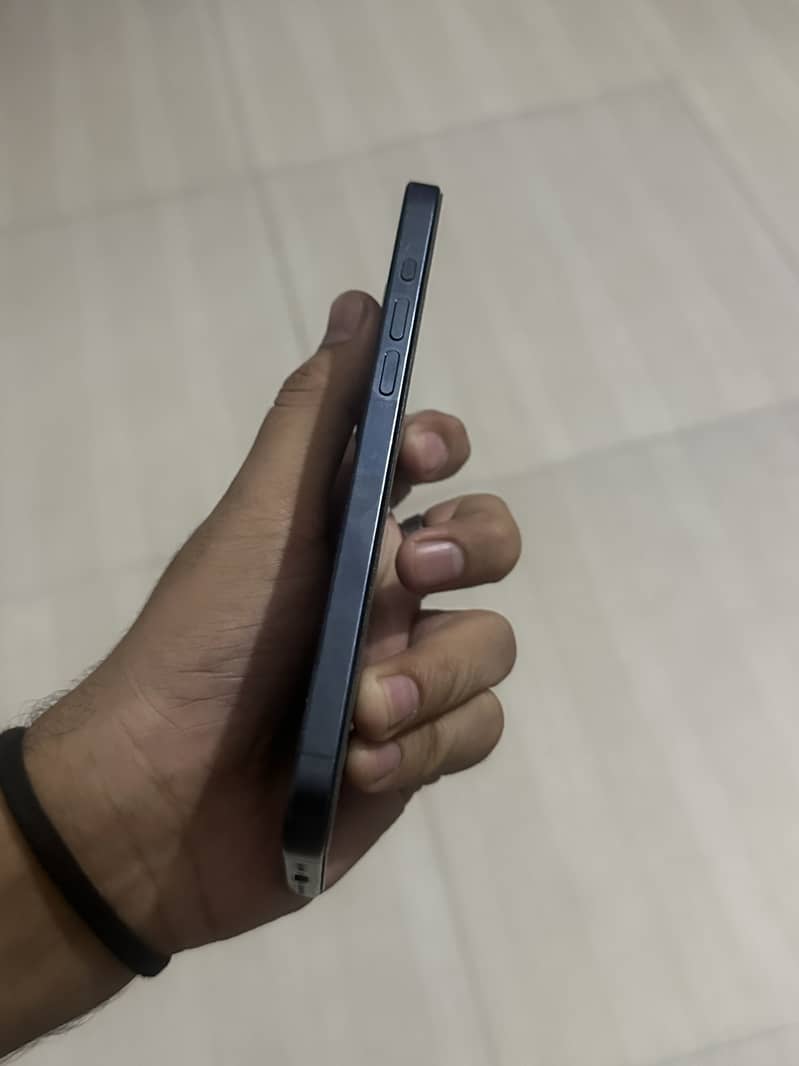 Apple iPhone 15 Pro Max 4