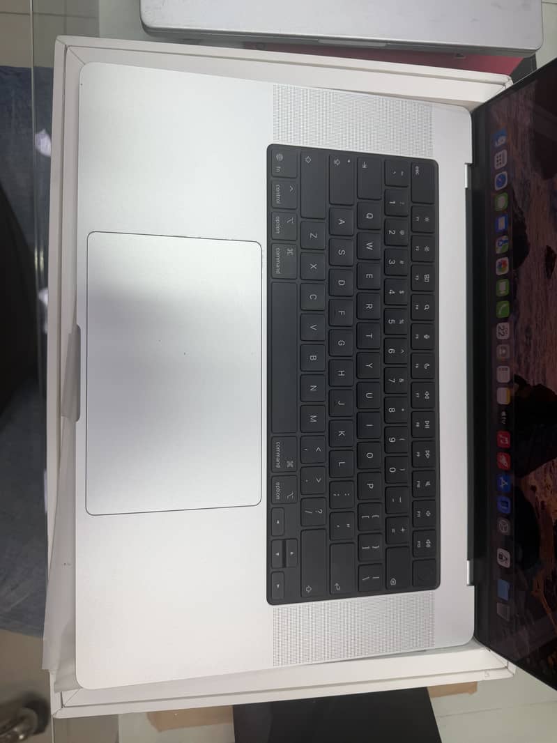 MacBook M5 Max 8