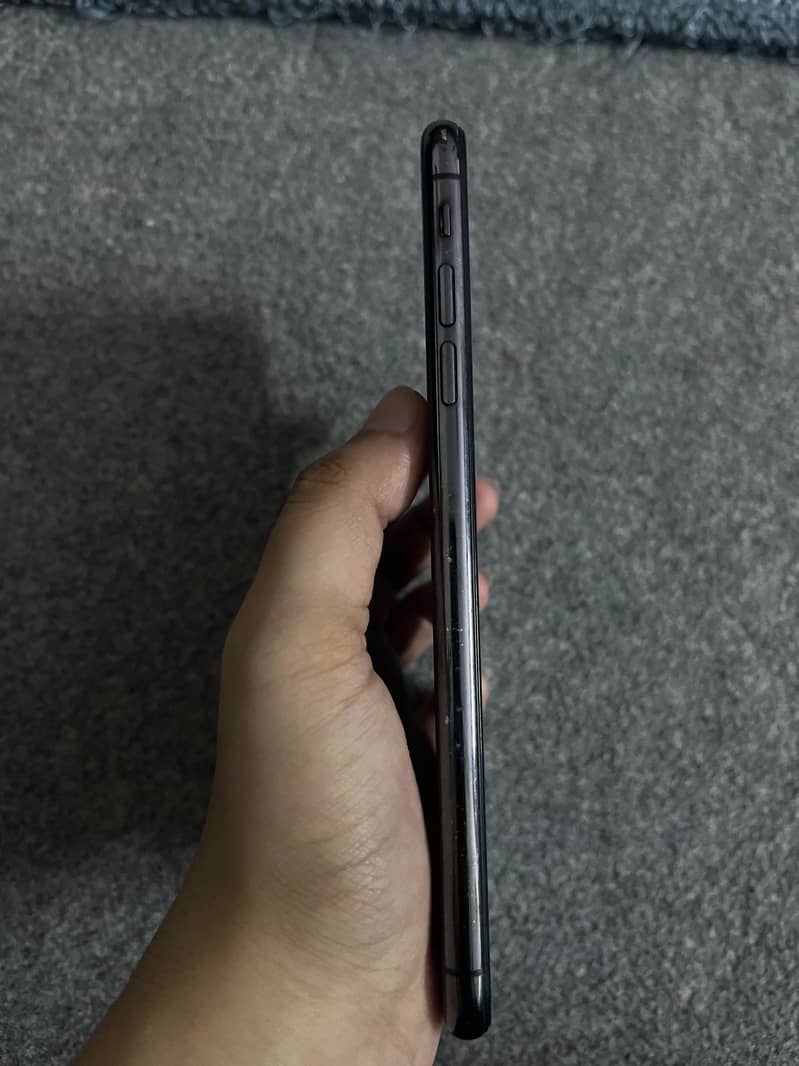 Apple iPhone XS Max 10