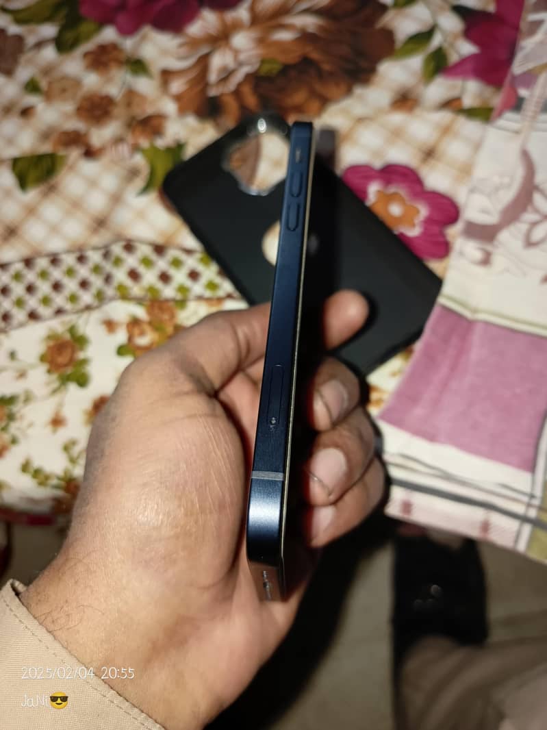 Apple iPhone 12 4