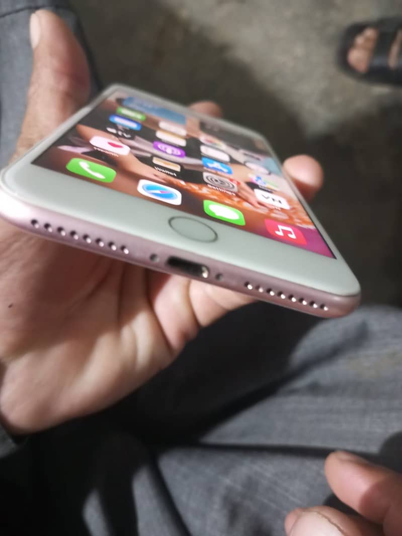 Apple iPhone 7 Plus 0