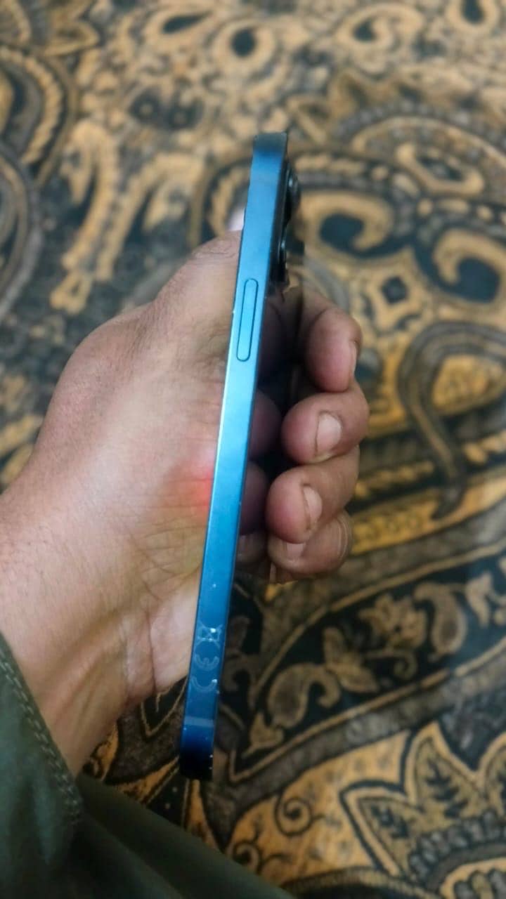 Apple iPhone 12 4