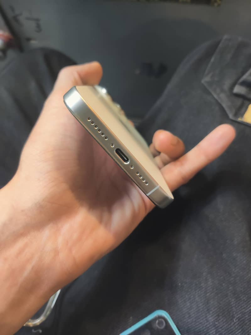 Apple iPhone 15 Pro Max 2