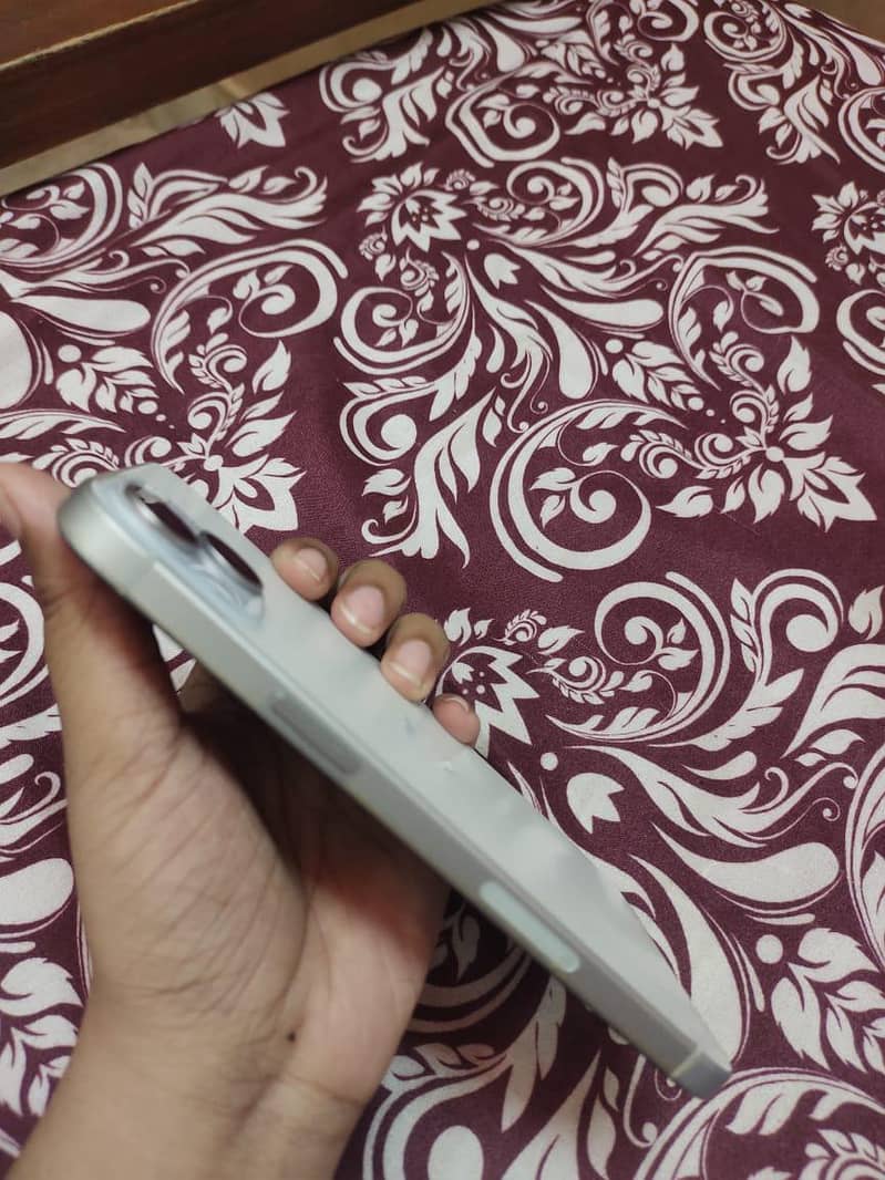 Apple iPhone 15 plus 3