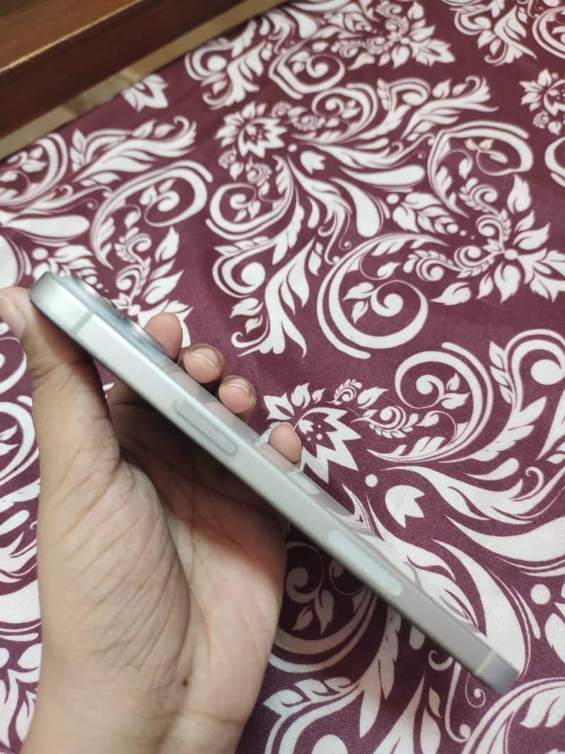 Apple iPhone 15 plus 4