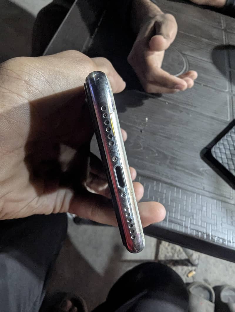 Apple iPhone X 4