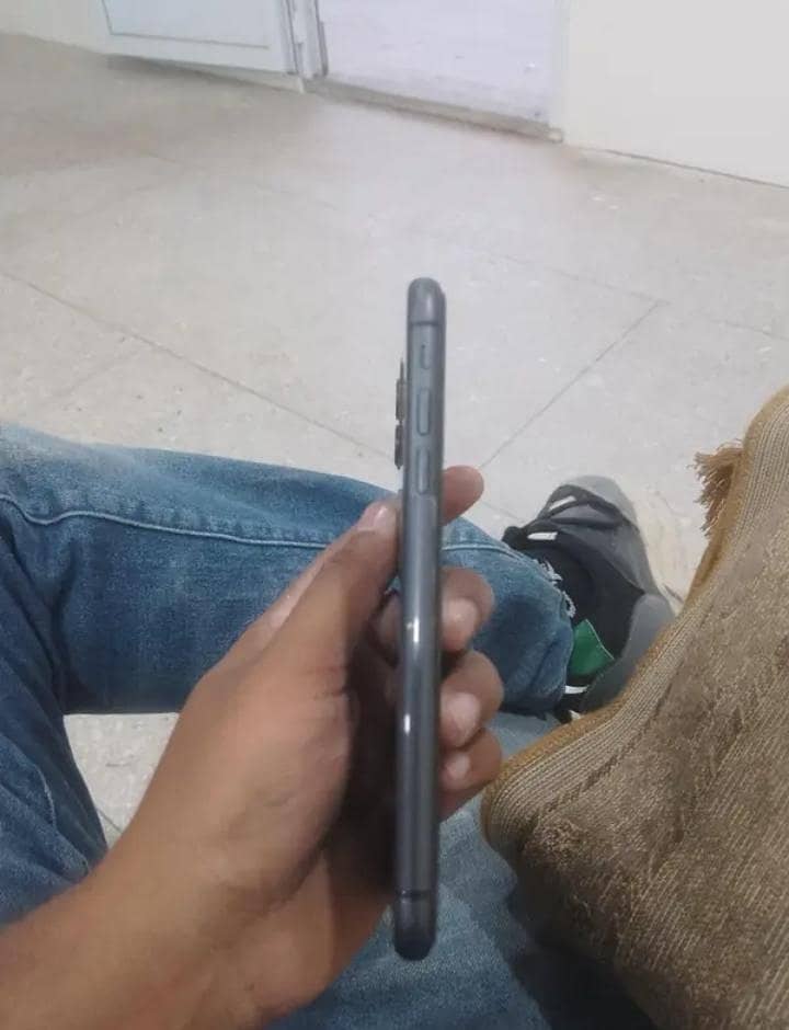 Apple iPhone 11 4