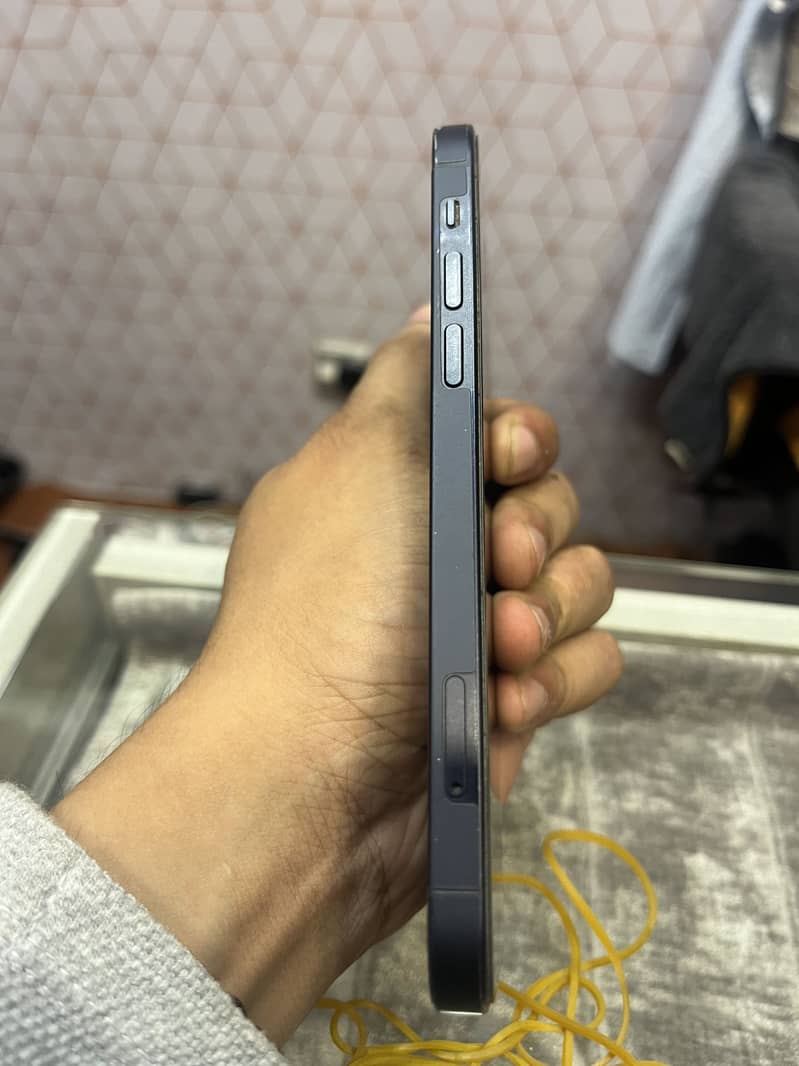 Apple iPhone 12 4