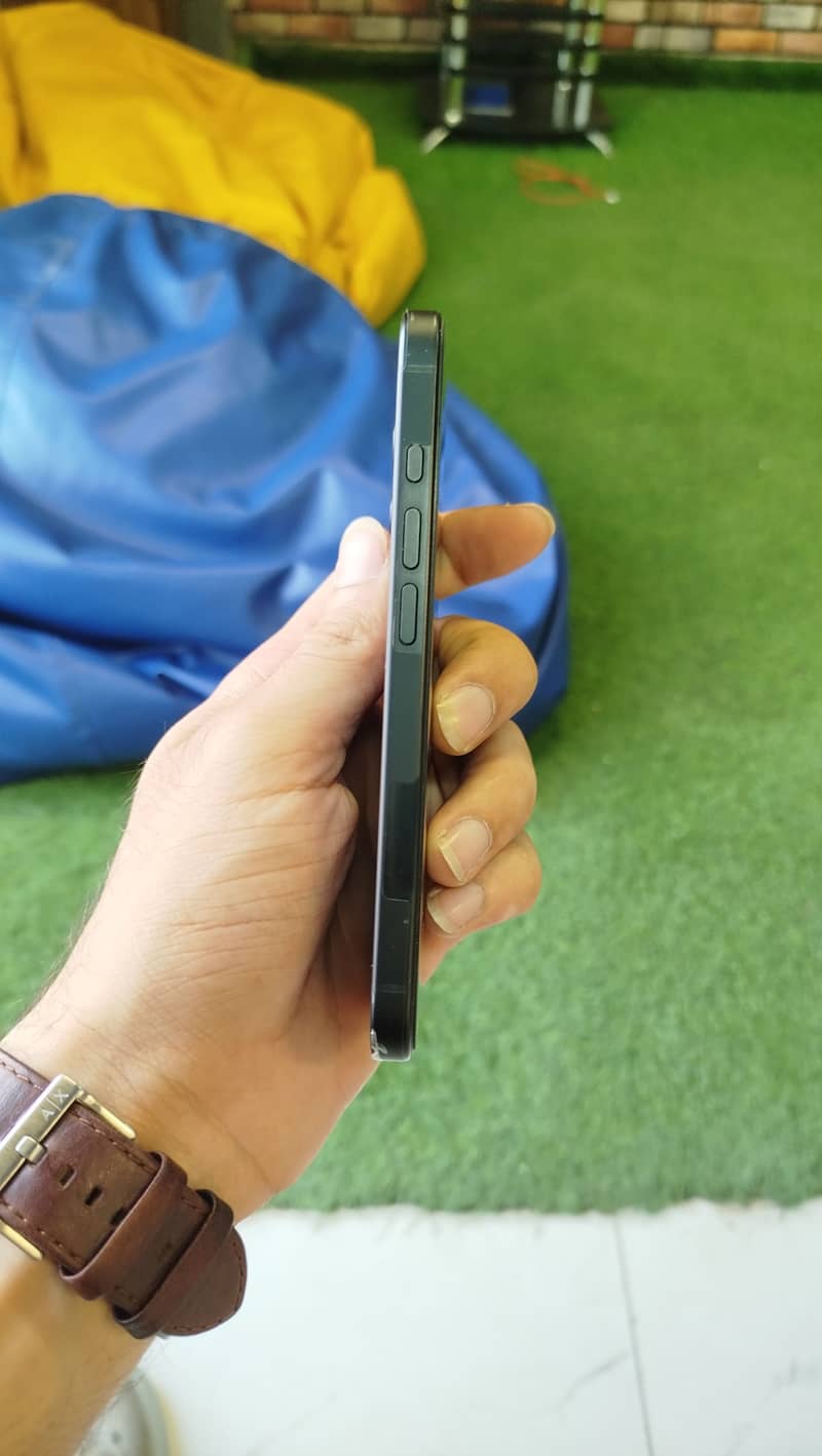 Apple iPhone 16 JV 1