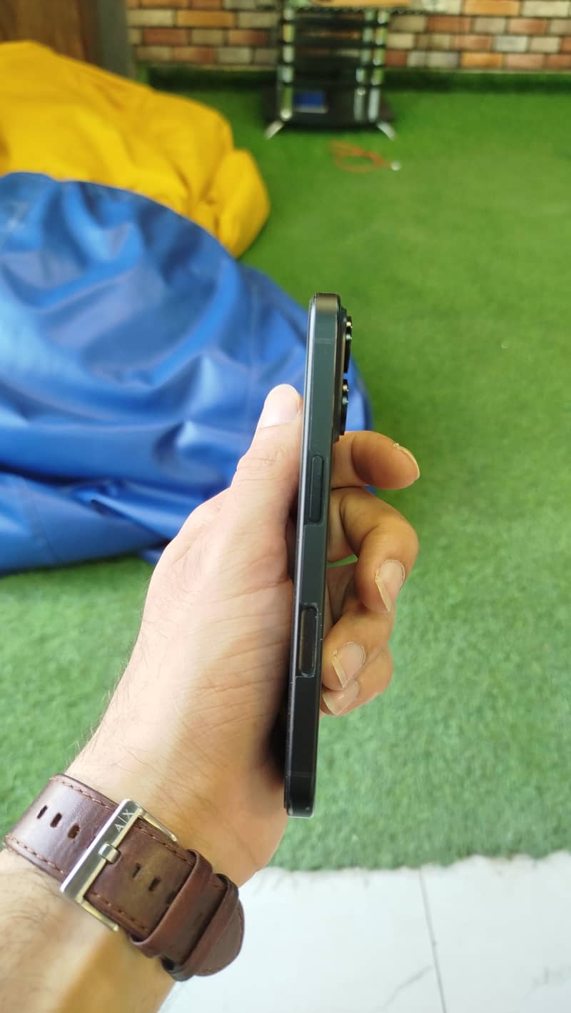 Apple iPhone 16 JV 3