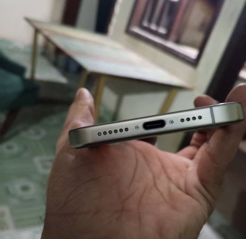 Apple iPhone 15 Pro Max 2