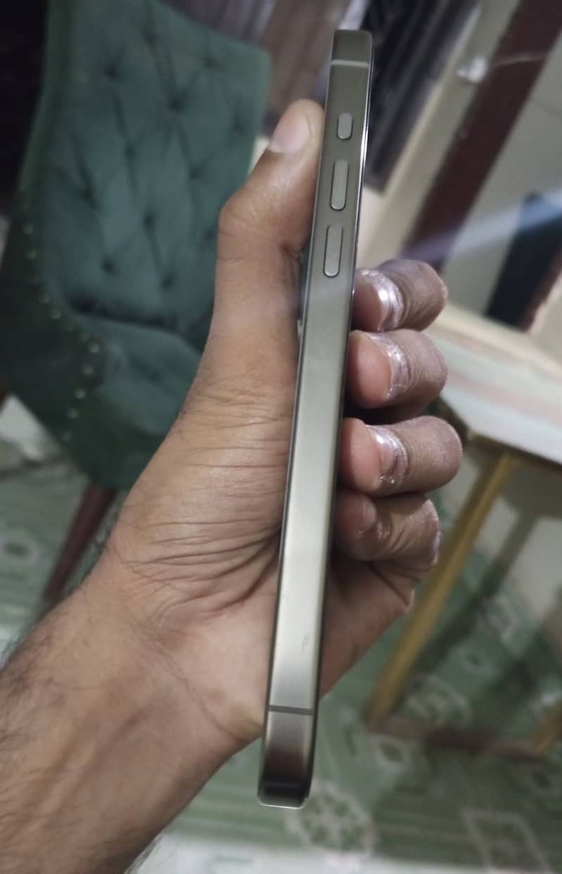 Apple iPhone 15 Pro Max 4