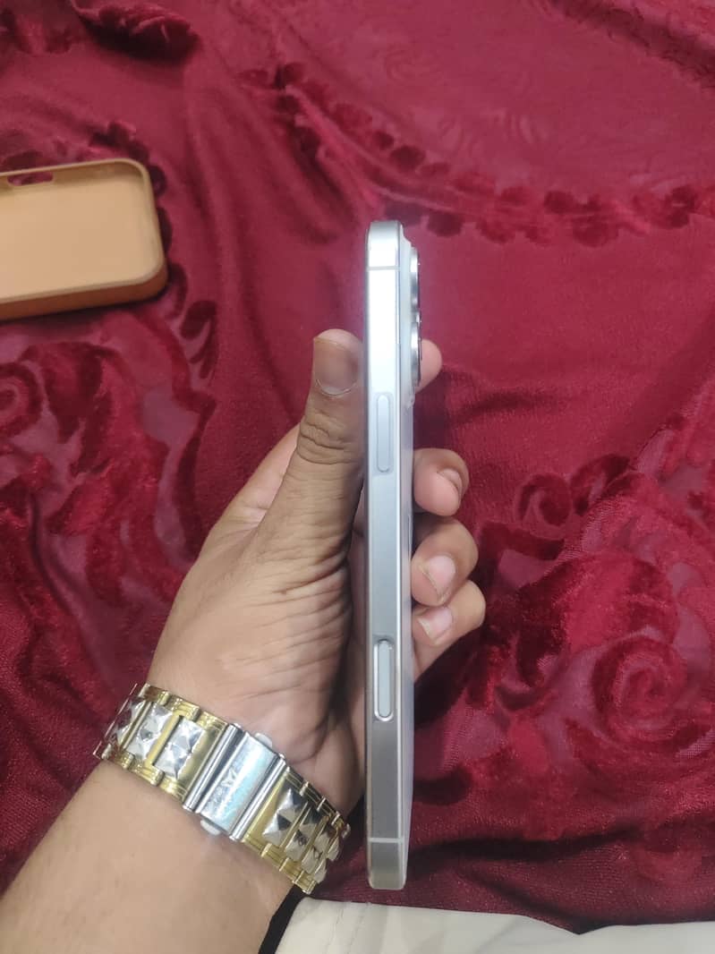 Apple iPhone 16 Pro Max 1