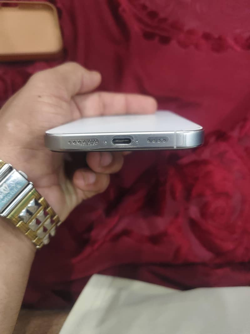 Apple iPhone 16 Pro Max 3