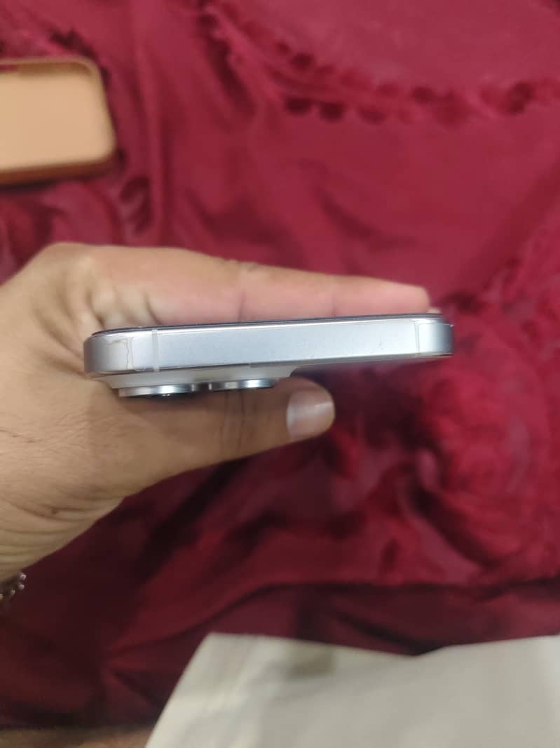 Apple iPhone 16 Pro Max 4