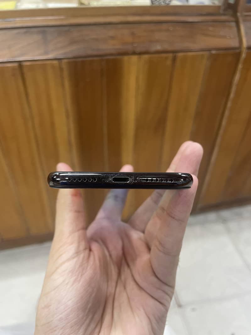 Apple iPhone X 4