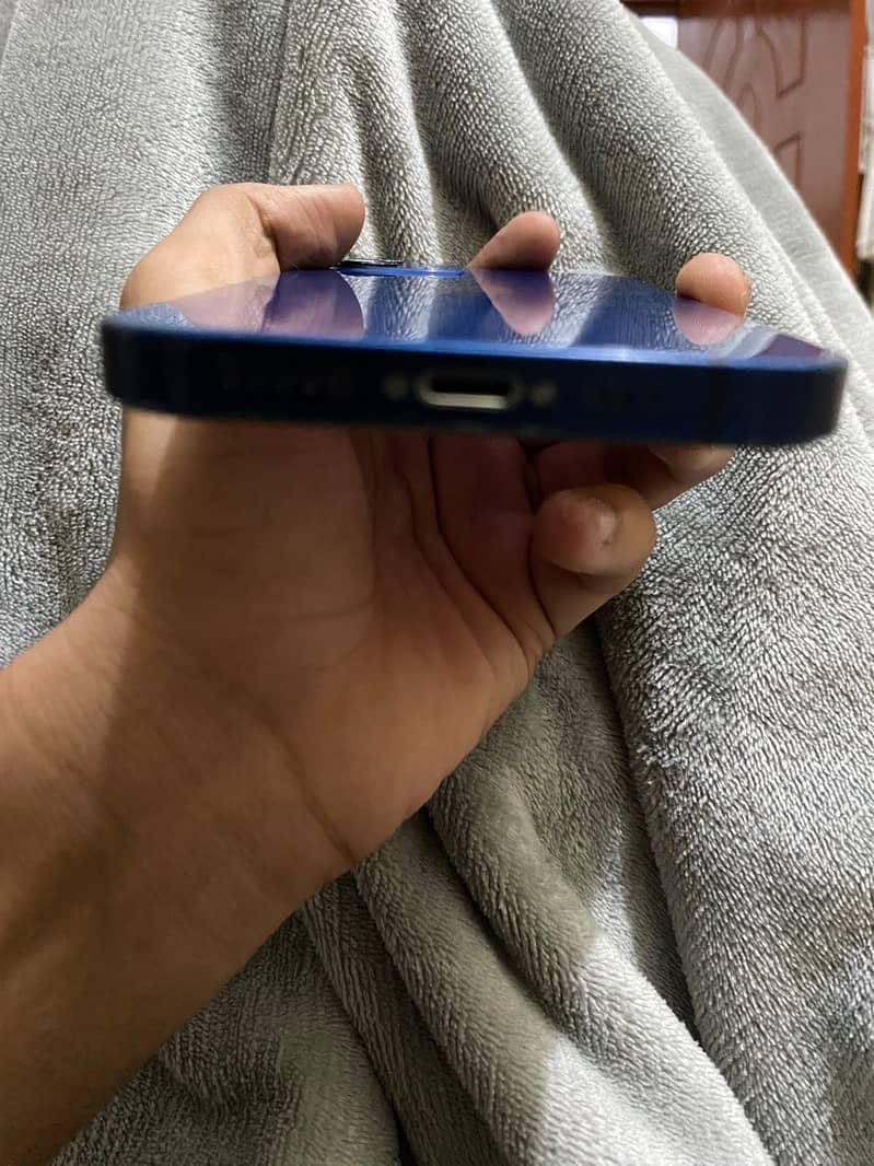 Apple iPhone 12 4