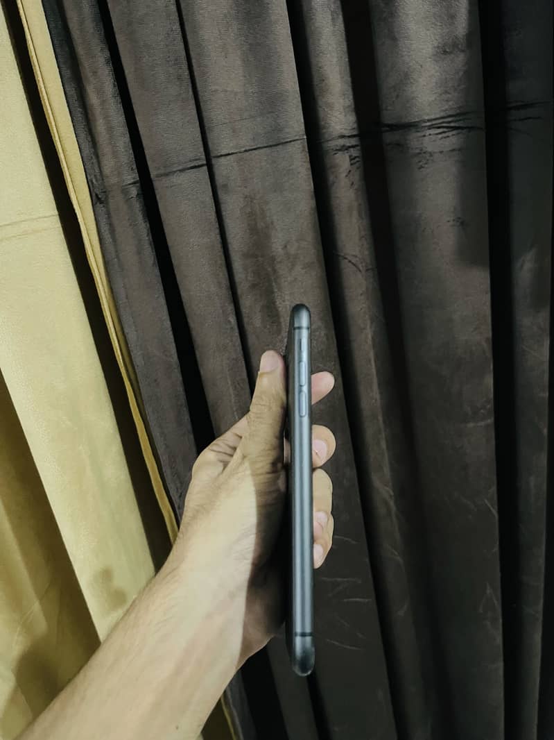 Apple iPhone 11 4