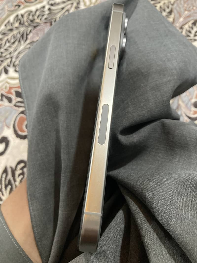 Apple iPhone 15 Pro Max 2