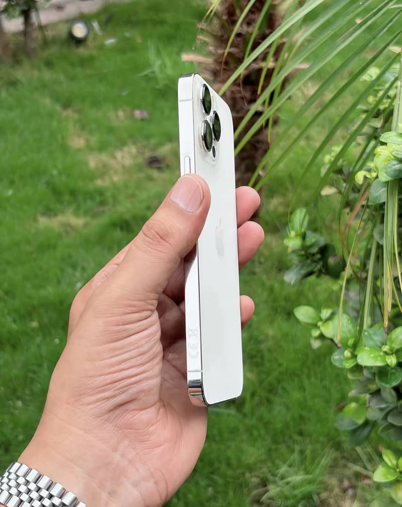 Apple iPhone 13 Pro Max 4